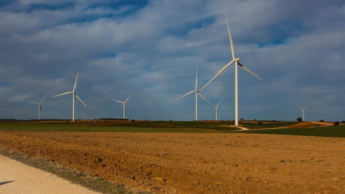 energia-eolica-e1663782667334 Entre las aves, por la Sierra de Partara.